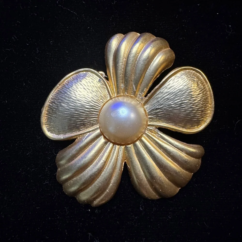 VTG Gold Flower Brooch or pendent with Pearl Center